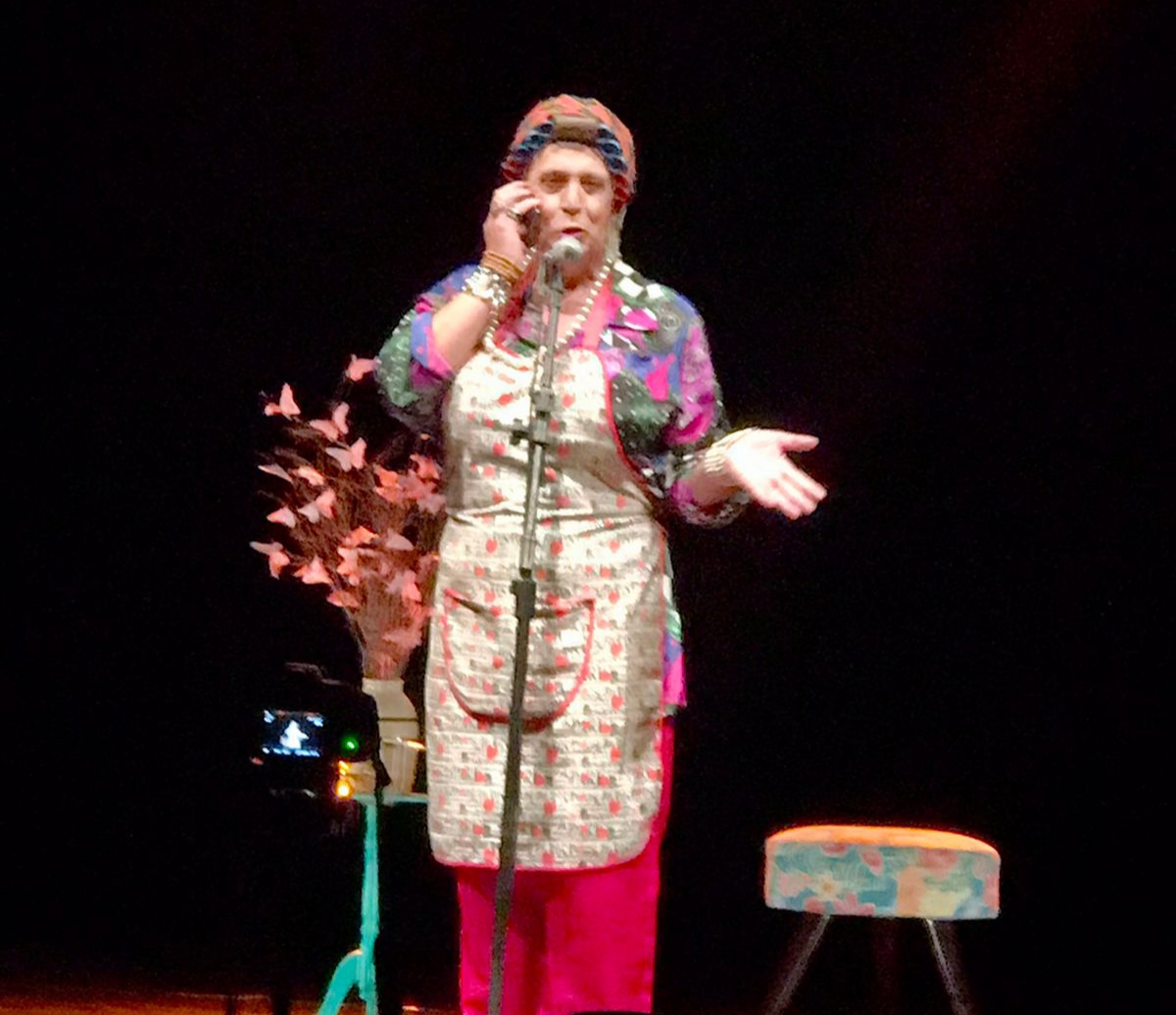 Dona Antonieta de braços abertos para o público