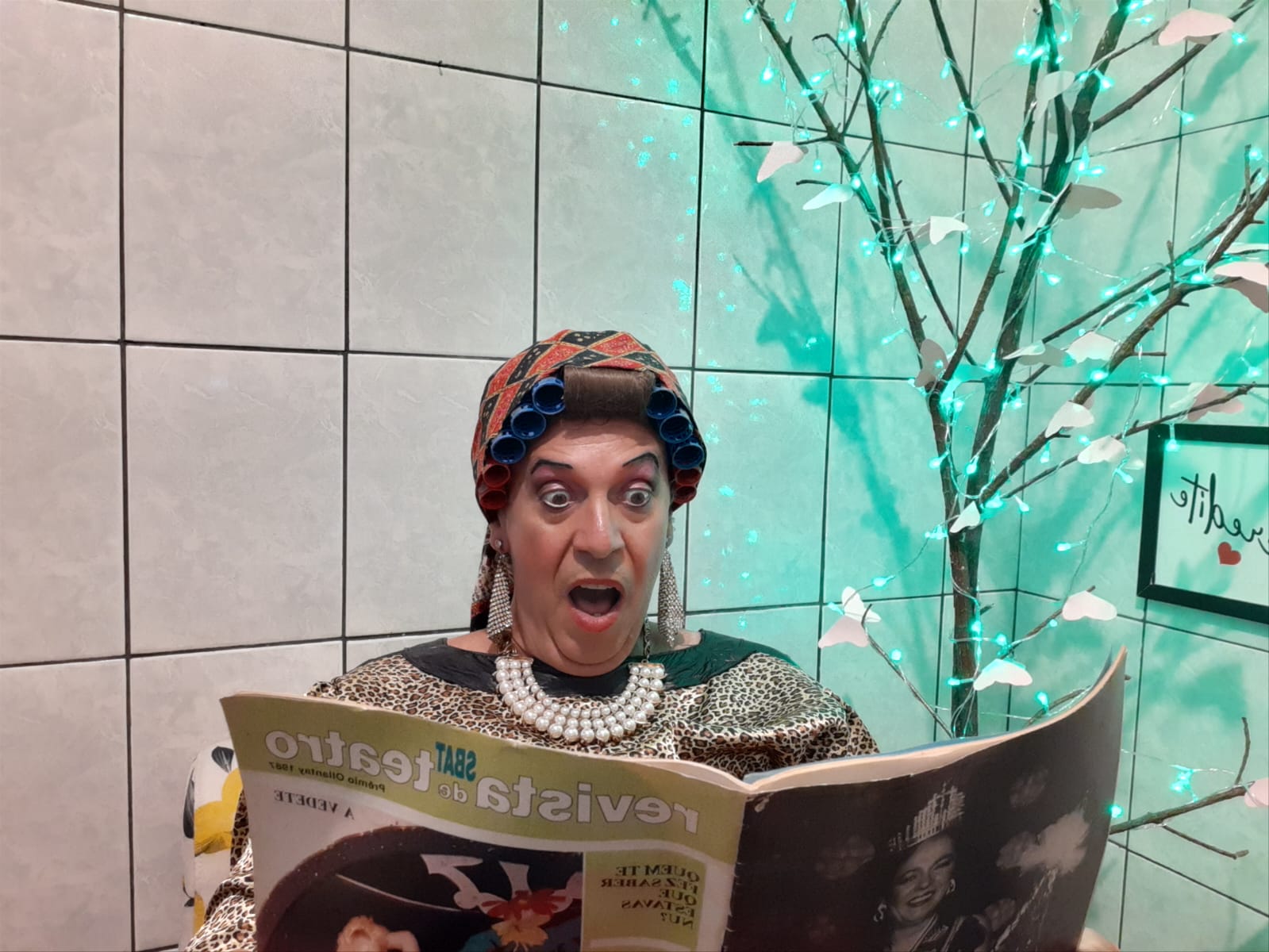 Ator com microfone animando festa